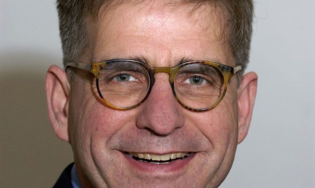 Congressional candidate with 25 years in government runs as outsider